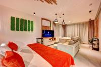 Wellness Hotel Fénix的电视和/或娱乐中心
