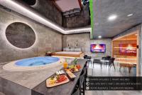 Wellness Hotel Fénix的电视和/或娱乐中心