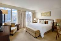 Ka Laʻi Waikiki Beach, LXR Hotels & Resorts客房内的一张或多张床位