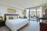 Ka Laʻi Waikiki Beach, LXR Hotels & Resorts客房内的一张或多张床位