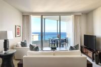 Ka Laʻi Waikiki Beach, LXR Hotels & Resorts的电视和/或娱乐中心