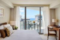 Ka Laʻi Waikiki Beach, LXR Hotels & Resorts客房内的一张或多张床位