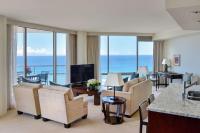 Ka Laʻi Waikiki Beach, LXR Hotels & Resorts的电视和/或娱乐中心