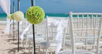 迈阿密海滩Hilton Bentley Miami South Beach的沙滩上一排白色椅子