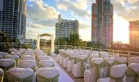 迈阿密海滩Hilton Bentley Miami South Beach的建筑物前一排白色的桌椅