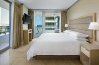 Hilton Bentley Miami South Beach客房内的一张或多张床位