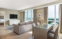 Hilton Bentley Miami South Beach的电视和&#47;或娱乐中心