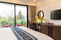 Silk Path Grand Sapa Resort & Spa的电视和/或娱乐中心