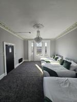 Central Hotel Edinburgh客房内的一张或多张床位