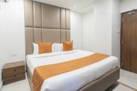 Hotel Kinara Grand客房内的一张或多张床位