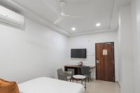 Hotel Kinara Grand的电视和/或娱乐中心