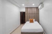 Hotel Kinara Grand客房内的一张或多张床位