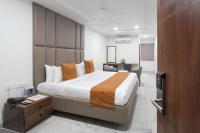 Hotel Kinara Grand客房内的一张或多张床位