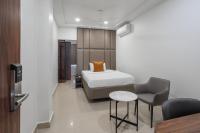 Hotel Kinara Grand客房内的一张或多张床位