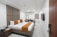 Hotel Kinara Grand客房内的一张或多张床位
