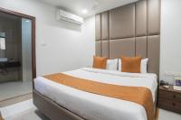 Hotel Kinara Grand客房内的一张或多张床位