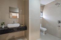 Hotel Kinara Grand的一间浴室