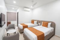 Hotel Kinara Grand客房内的一张或多张床位