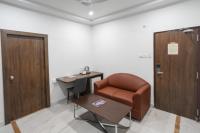 Hotel Kinara Grand的休息区