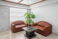 Hotel Kinara Grand的休息区