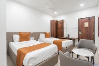 Hotel Kinara Grand客房内的一张或多张床位