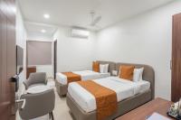Hotel Kinara Grand客房内的一张或多张床位