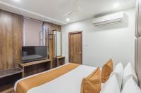 Hotel Kinara Grand的电视和/或娱乐中心