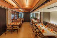 Hotel Kinara Grand餐厅或其他用餐的地方