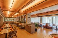 Hotel Kinara Grand餐厅或其他用餐的地方