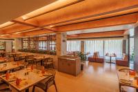Hotel Kinara Grand餐厅或其他用餐的地方