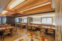 Hotel Kinara Grand餐厅或其他用餐的地方