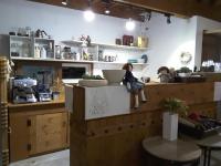 庆州耶陶尔韩屋旅馆的厨房里两个圆娃坐在柜台上