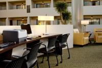 Crowne Plaza Indianapolis-Airport by IHG的休息区