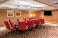 Crowne Plaza Indianapolis-Airport by IHG的电视和/或娱乐中心