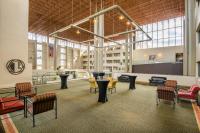Crowne Plaza Indianapolis-Airport by IHG的休息区