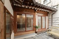 首尔Sabrina at Hanok的一个带玻璃门和长凳的庭院