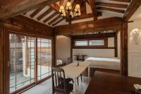 Sabrina at Hanok客房内的一张或多张床位