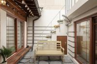 首尔Sabrina at Hanok的坐在建筑物边的木凳