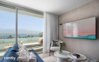 埃拉特Luxury Apartments And Studios At Sea Side By Rently的客厅设有蓝色的沙发和大窗户