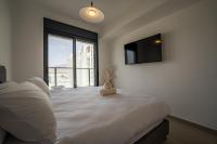 埃拉特Valencia Apartment - By Harim的一间卧室，里面有一张大床，床上有一只泰迪熊