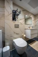 埃拉特Valencia Apartment - By Harim的配有白色马桶和水槽的浴室