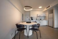 埃拉特Valencia Apartment - By Harim的房间里有一张桌子和几把椅子的厨房