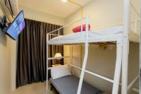 Nomad Plus Life Hostel Pattaya客房内的一张或多张床位