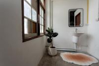 Nomad Plus Life Hostel Pattaya的一间浴室
