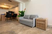 Nomad Plus Life Hostel Pattaya的休息区