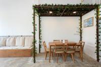 Nomad Plus Life Hostel Pattaya的休息区