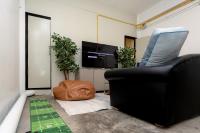 Nomad Plus Life Hostel Pattaya的电视和&#47;或娱乐中心