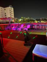 Toys suites hotel的阳台或露台