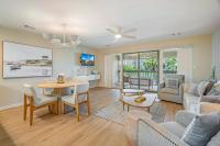 德斯坦Seascape Boardwalk Villa 277的带沙发和桌子的客厅