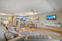 德斯坦Seascape Boardwalk Villa 277的带沙发和桌子的客厅